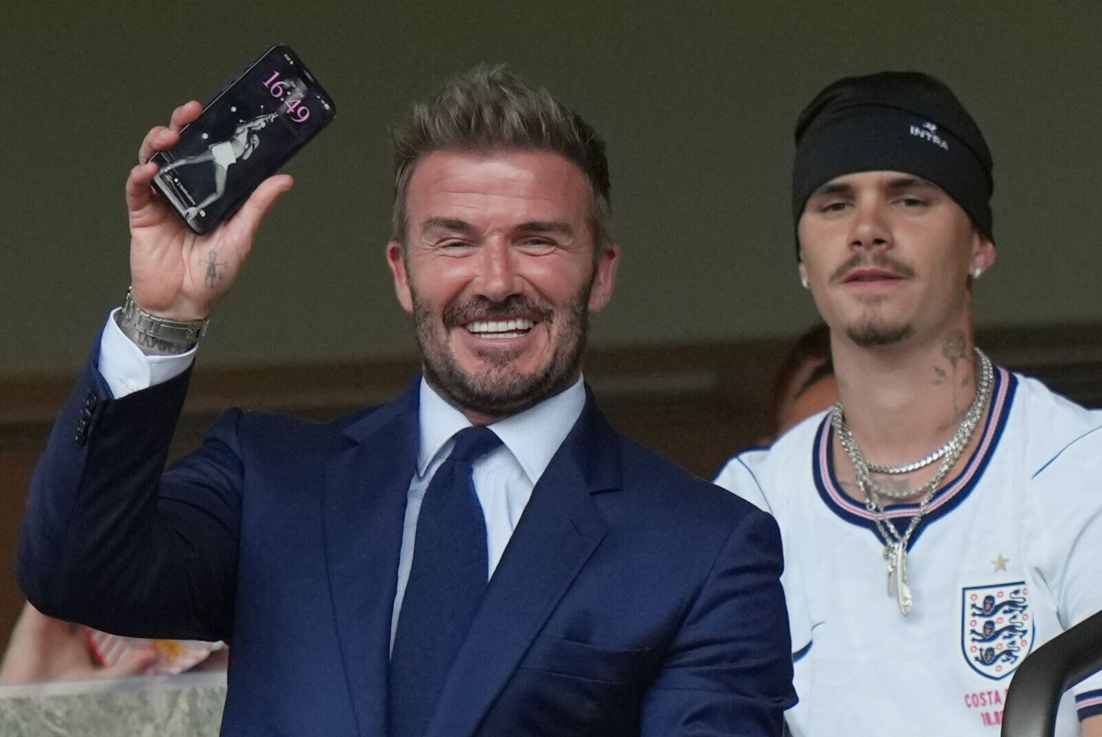 世界盃2026︱碧咸(David Beckham)的手機殼是老婆Victoria年輕時Spice Girls的照片(AP)