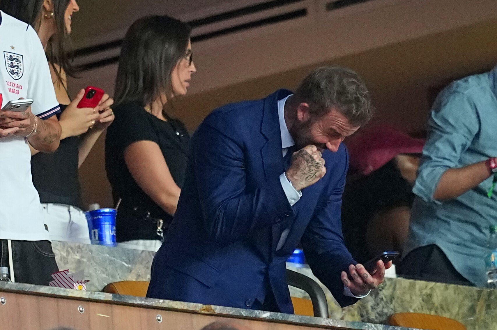 世界盃2026︱碧咸(David Beckham)長時間站立睇波,與冷靜的妻子Victoria對比強烈(AP)