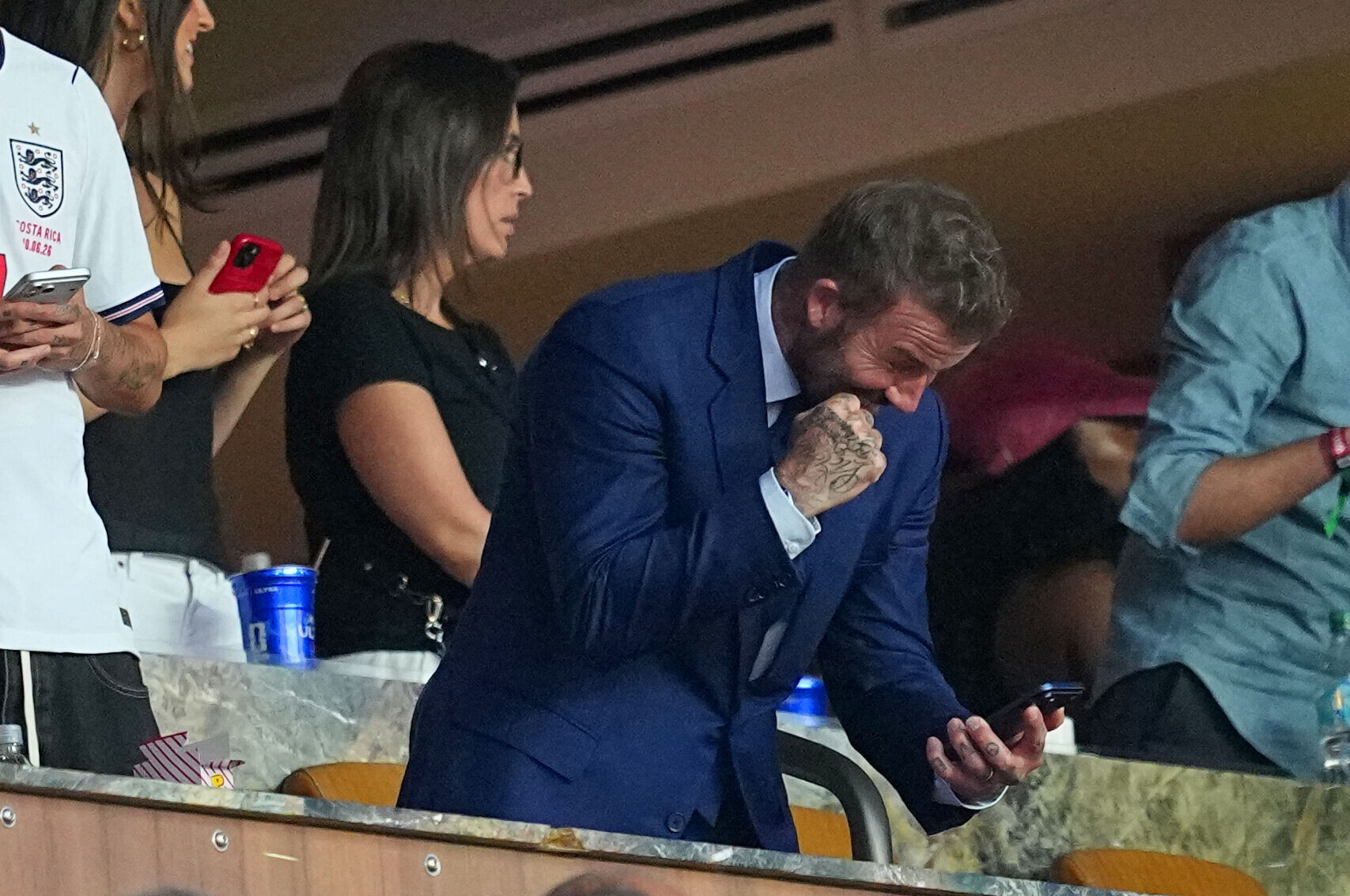 世界盃2026︱碧咸(David Beckham)長時間站立睇波,與冷靜的妻子Victoria對比強烈(AP)