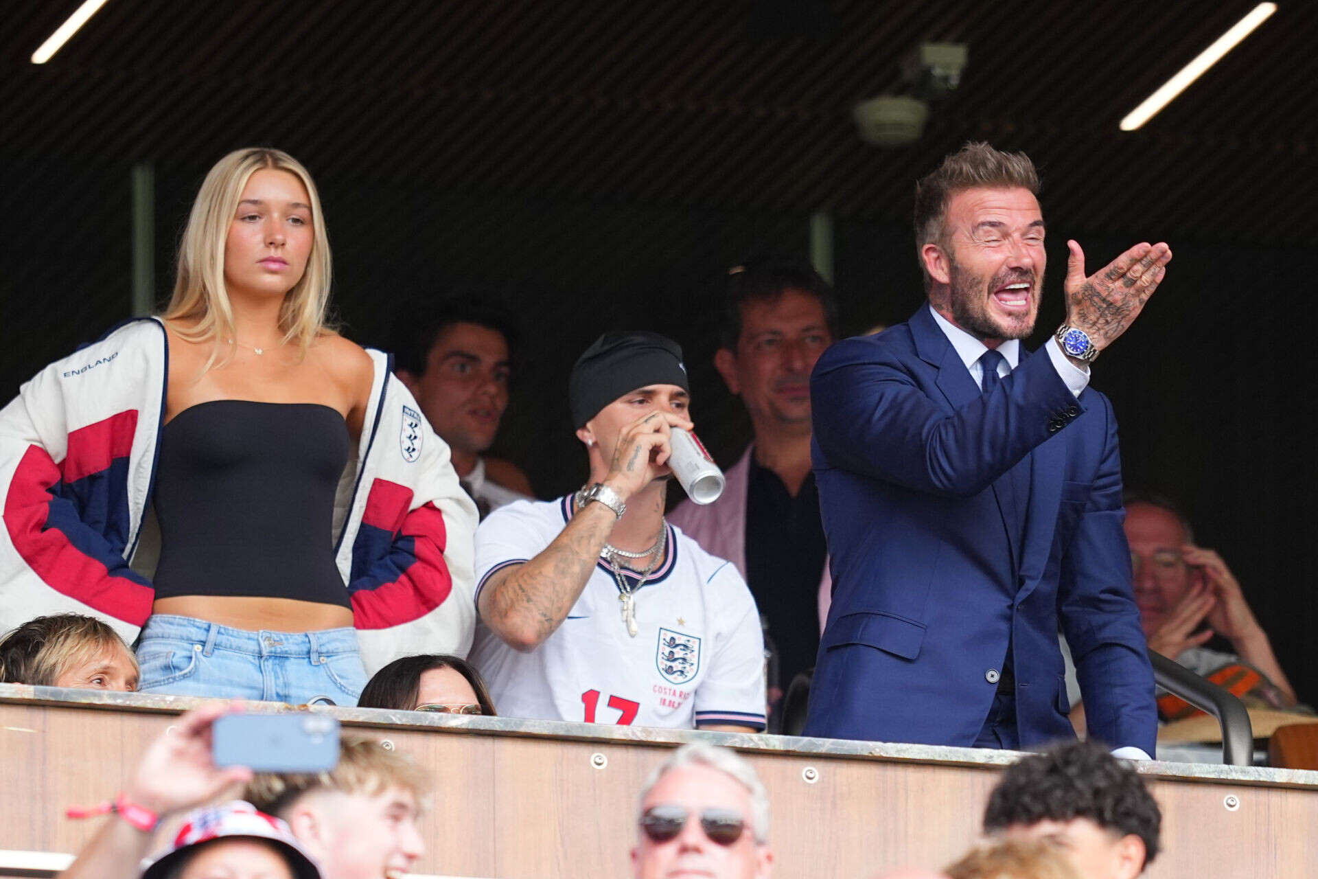 世界盃2026︱碧咸(David Beckham)長時間站立睇波,與冷靜的妻子Victoria對比強烈(AP)