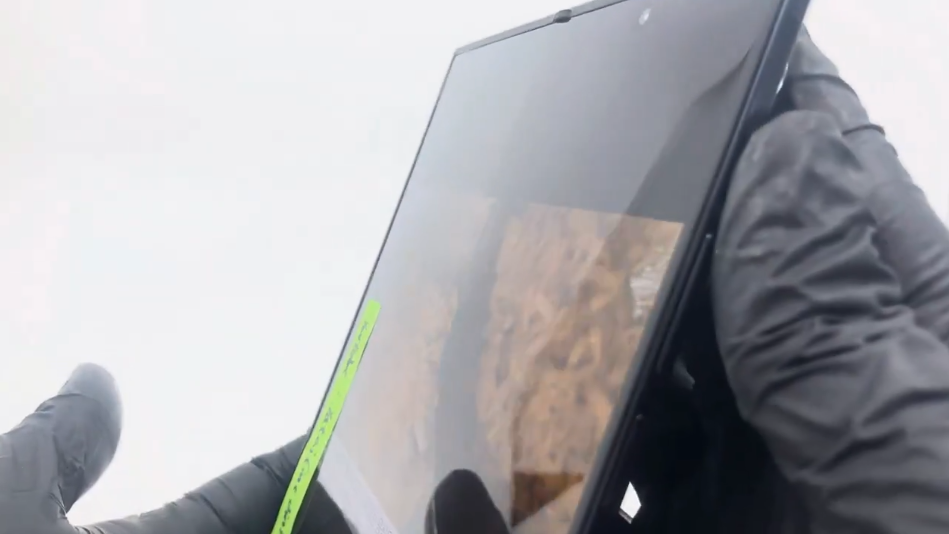 Samsung Galaxy Z Fold 8從側面看完全看不到摺痕。(X@theonecid)