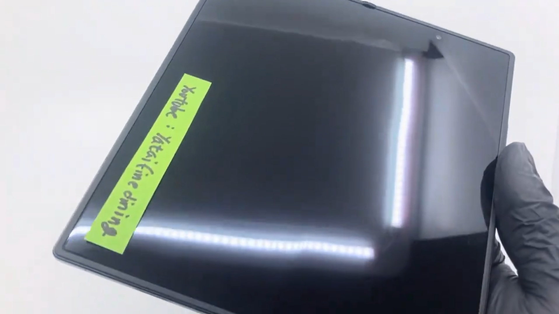 Samsung Galaxy Z Fold 8黑屏下摺痕近乎隱形。(X@theonecid)