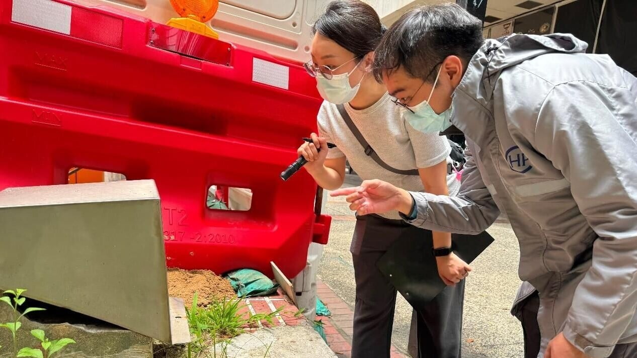 衞生防護中心及食物環境衞生署人員在病人尖沙咀活動範圍周邊街道調查鼠跡。