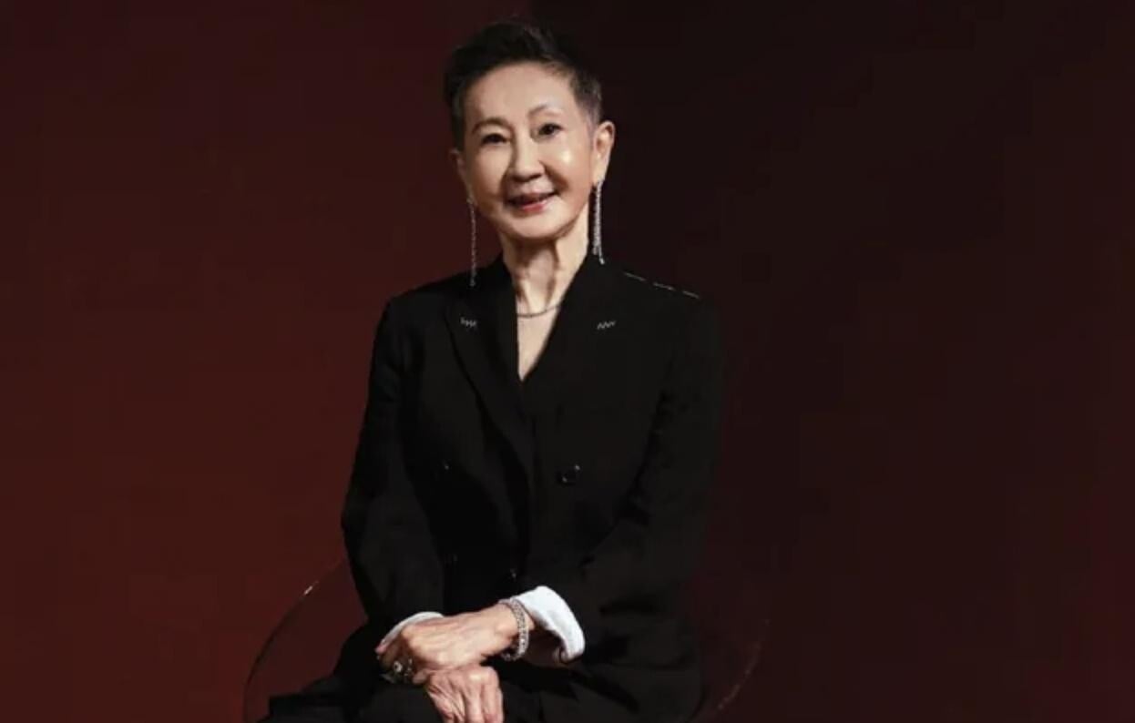 74歲施南生驚傳病重住院!張艾嘉急奔醫院探視 5月露面憔悴暴瘦拄拐杖