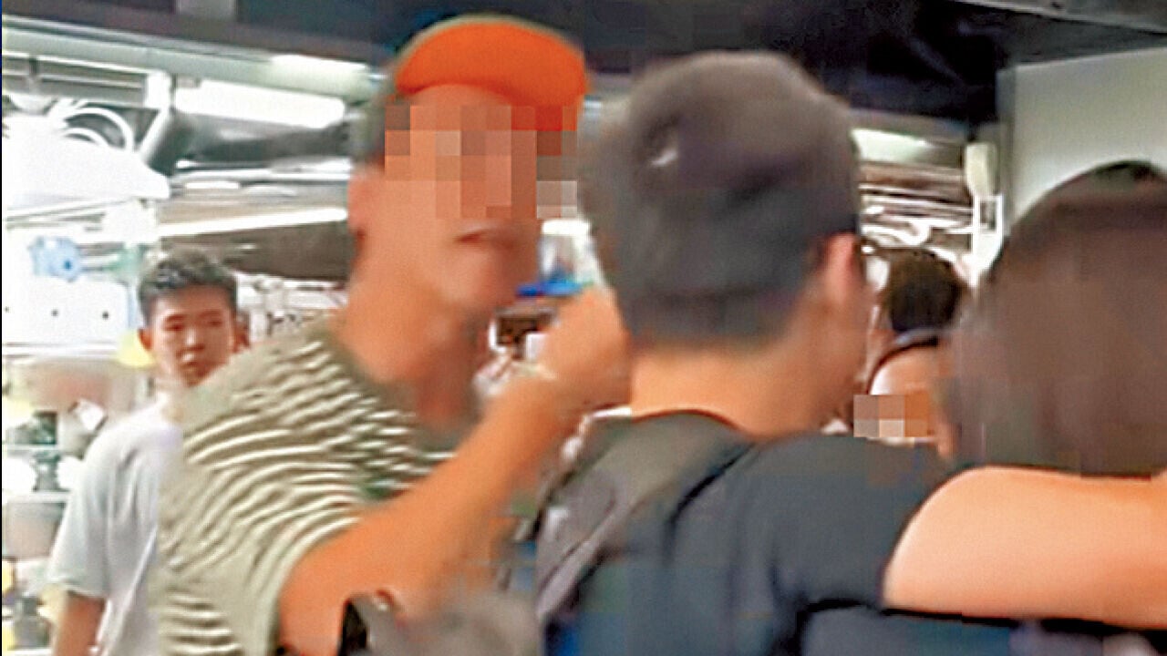 事件中兩名男子同被捕。