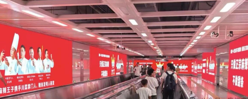 深圳地鐵部份車站及車廂的品牌廣告近日被網民批評「疲勞轟炸」,過度密集及用色強烈,令乘客「避無可避」(小紅書)