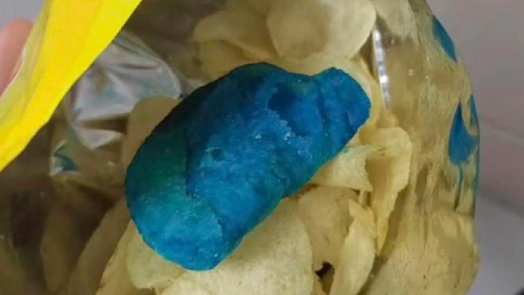 內地有消費者食用樂事（Lay's）薯片時，發現一塊疑似「藍色薯片」的異物。(網上圖片)