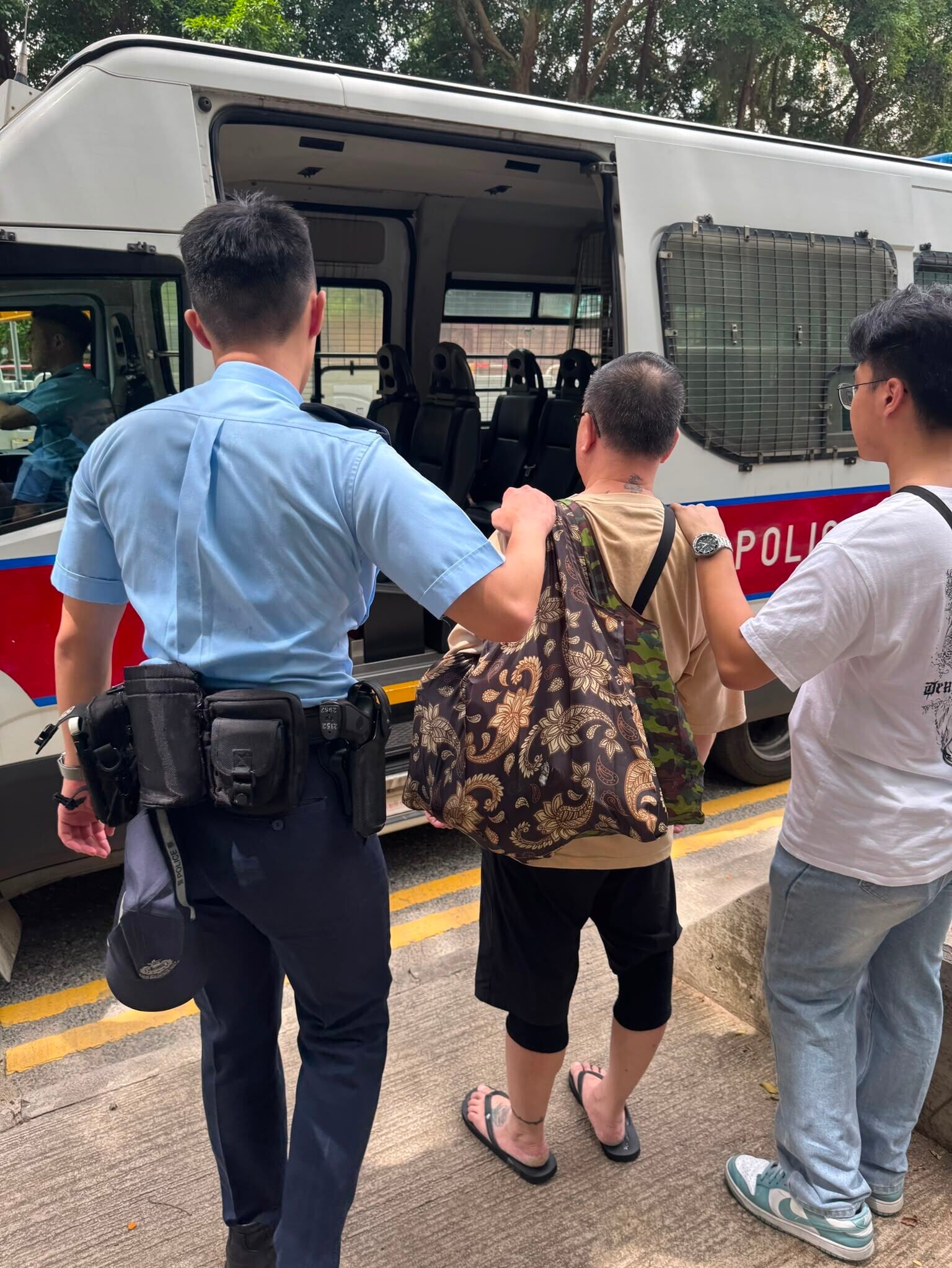 警大嶼山打擊電動單車拘5人,年齡介乎18至60歲。(警方圖片)