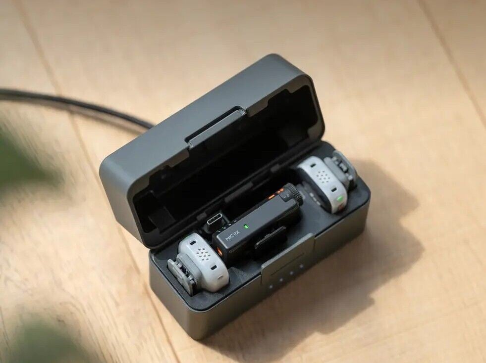DJI Mic Mini 2S迷你咪高峰連充電盒使用總續航時間高達40小時。