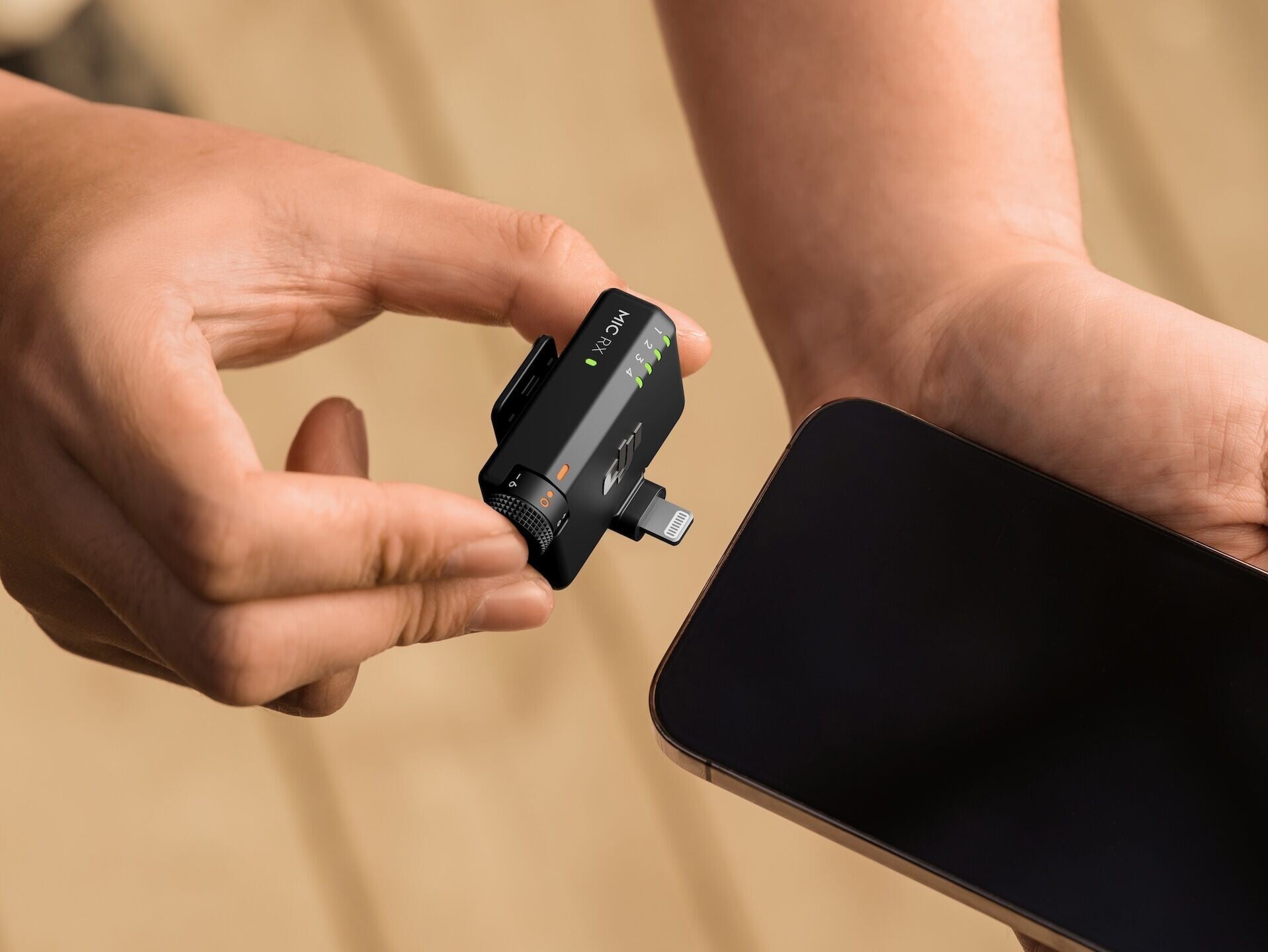DJI Mic Mini 2S迷你咪高峰可直接將接收器插入手機。