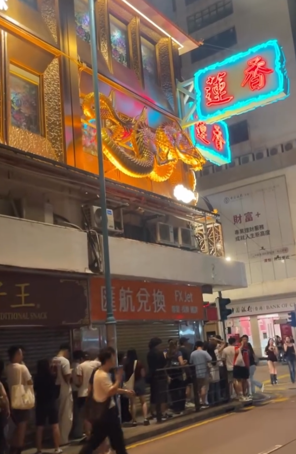 世界盃|蓮香樓店內裝設大型LED屏幕。早前8強挪威對英格蘭的大戰,吸引過百球迷凌晨4時排隊入場(Threads)