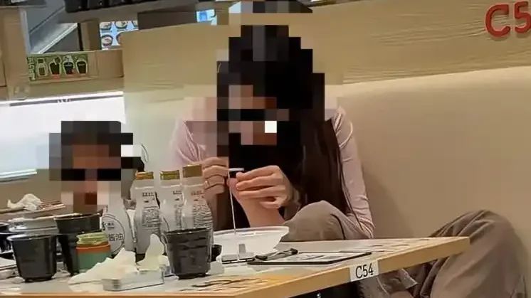 網傳影片中一名女子疑似幫女童銼腳甲。(紫牛新聞)