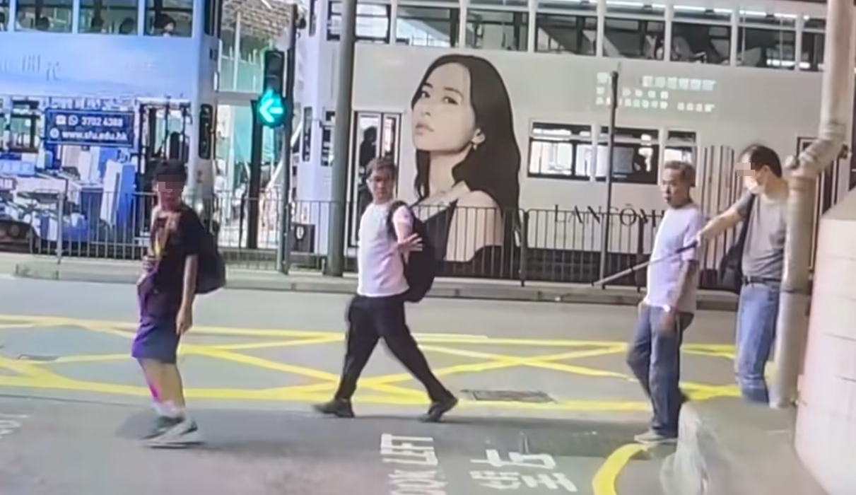 當時車主正駕駛車輛在灣仔堅拿道東近消防局對開行駛,準備轉出軒尼詩道。此時一名男童過馬路時,因發現後方有一名失明人士手持「盲公竹」手杖準備過路,遂立即上前截停來車,為對方開路。(fb車cam L(香港群組))