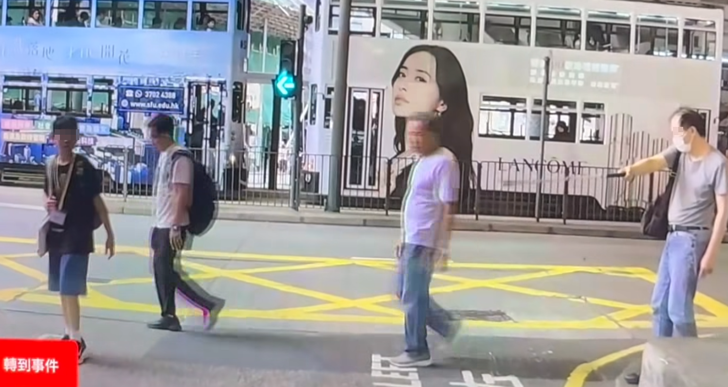 當時車主正駕駛車輛在灣仔堅拿道東近消防局對開行駛,準備轉出軒尼詩道。此時一名男童過馬路時,因發現後方有一名失明人士手持「盲公竹」手杖準備過路,遂立即上前截停來車,為對方開路。(fb車cam L(香港群組))