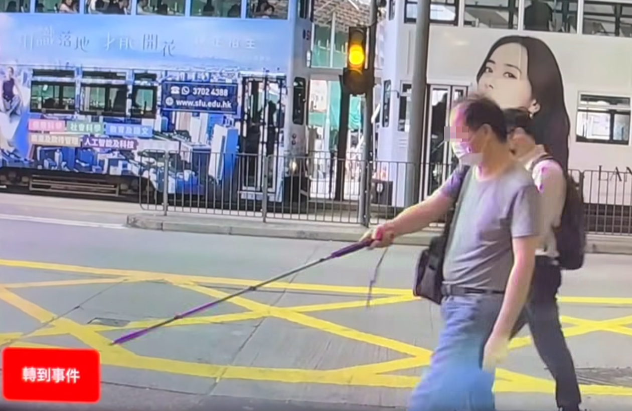 當時車主正駕駛車輛在灣仔堅拿道東近消防局對開行駛,準備轉出軒尼詩道。此時一名男童過馬路時,因發現後方有一名失明人士手持「盲公竹」手杖準備過路,遂立即上前截停來車,為對方開路。(fb車cam L(香港群組))