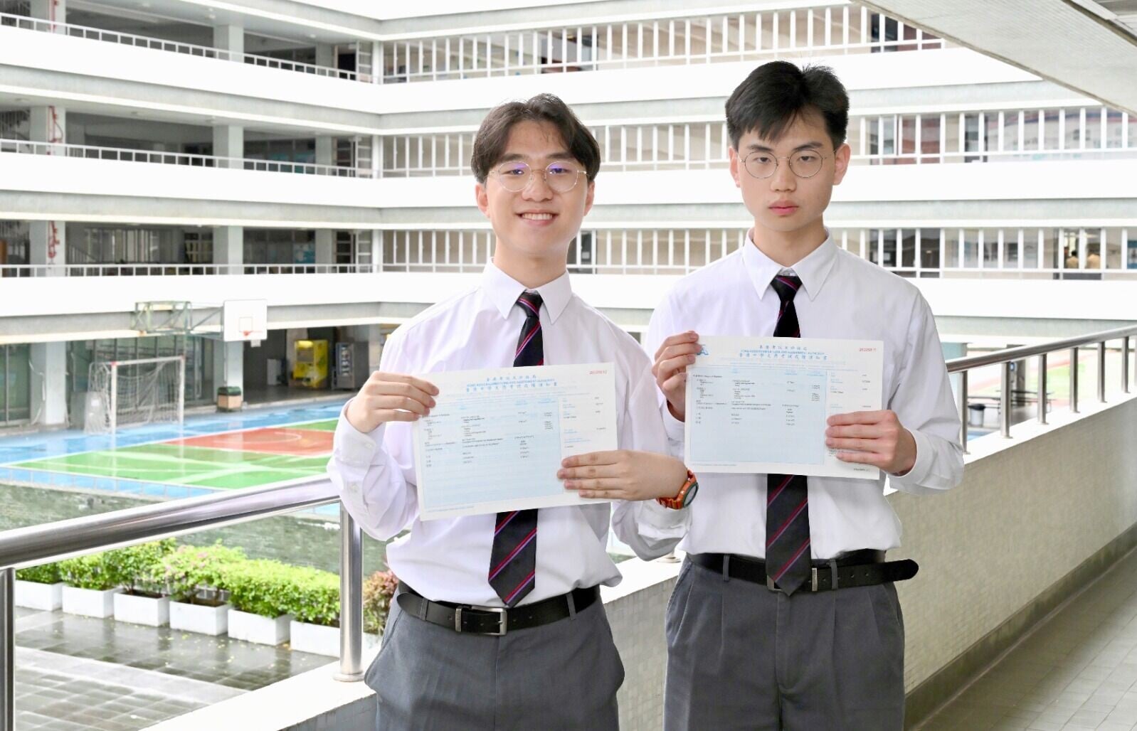 DSE放榜2026|喇沙書院誕生超級狀元許樂(左)、狀元莊梓謙(右)