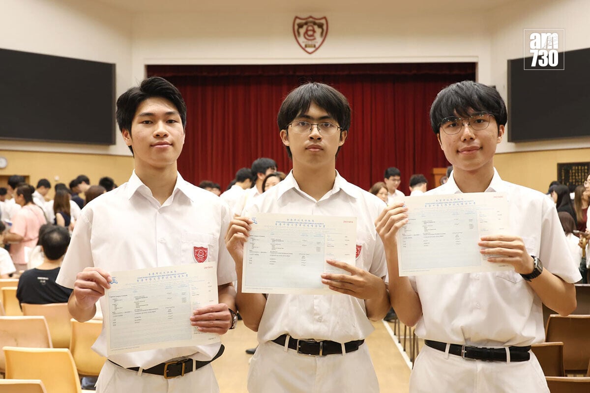 皇仁書院超級狀元吳家穎(中)及狀元唐明德(左)、趙汝謙(右)。(林俊源攝)