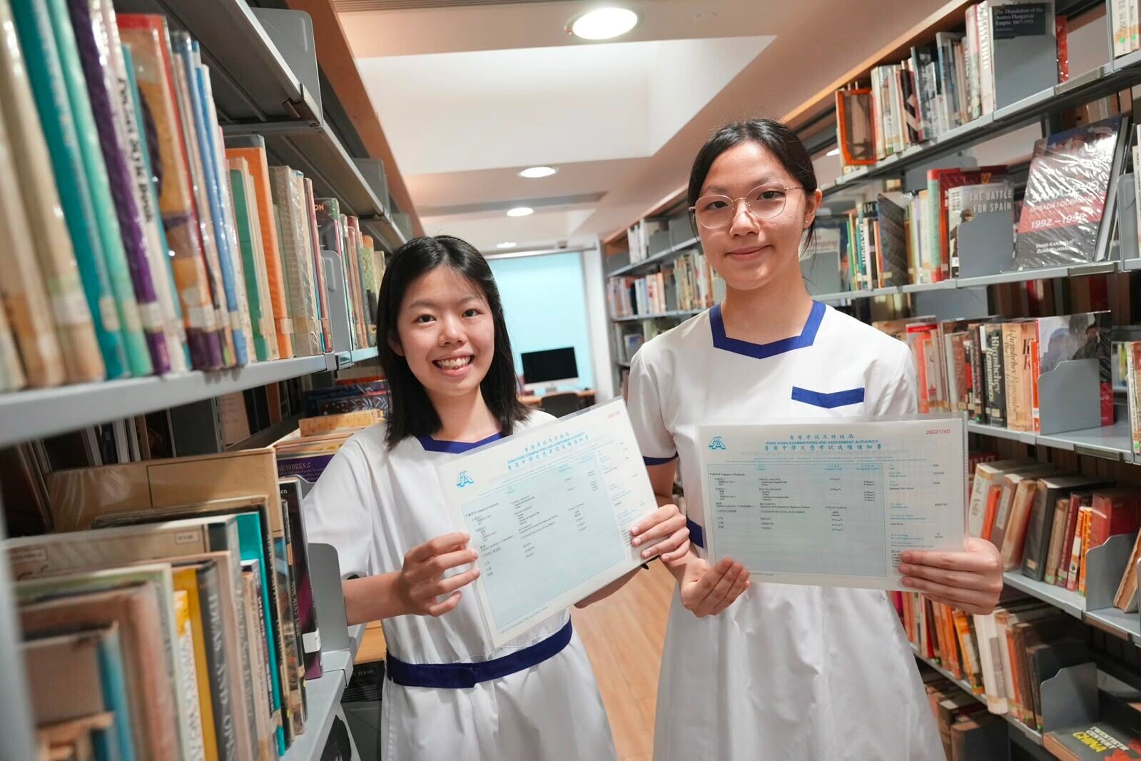 DSE放榜2026|拔萃女書院兩名狀元程熹(左)和羅苡庭(右)