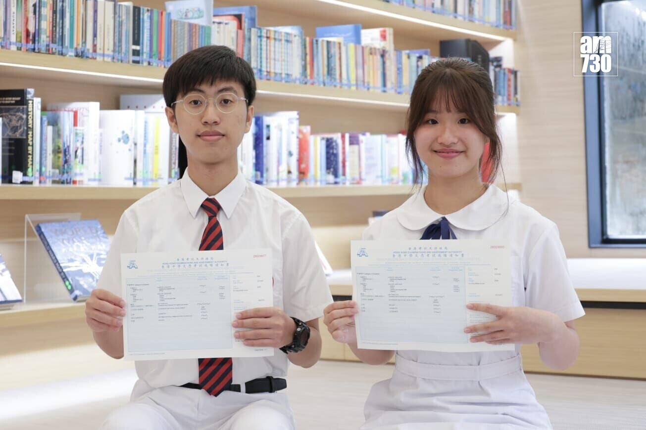 DSE放榜2026|香港培正中學超級狀元熊鎧蕎(右)、狀元何卓諾。(吳康琦攝)