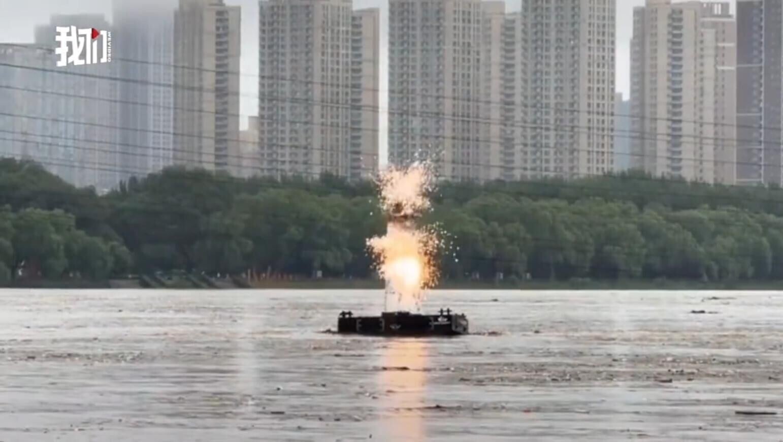 一座浮式航標燈塔被洪水沖離原位，漂流途中擦撞高壓電線起火花。（圖／翻攝我們視頻）