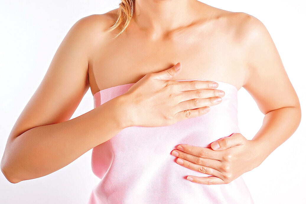 50歲以上女性應每兩年做一次乳癌篩查,以及定期自我檢查乳房。