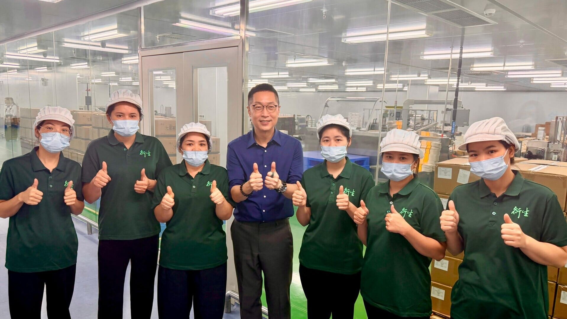 2.馬浚偉聽取前線員工意見，為大家換上清爽舒適短袖工衣，大家見到馬浚偉出現，紛紛表示感謝。
