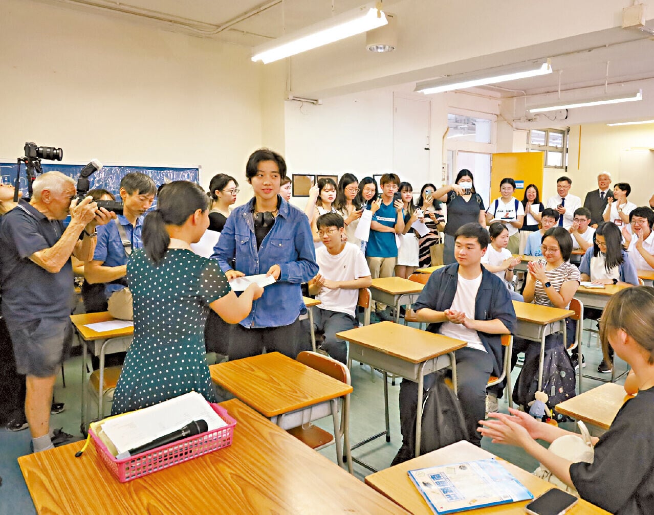 DSE今天放榜，應屆考生回校領取成績前，應檢查帶齊所需物品。(資料圖片)