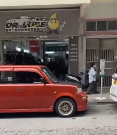 8人進車房後,現場傳出巨響及呼喝聲,歷時約20秒後登車逃去。(FB/車cam L(香港群組))