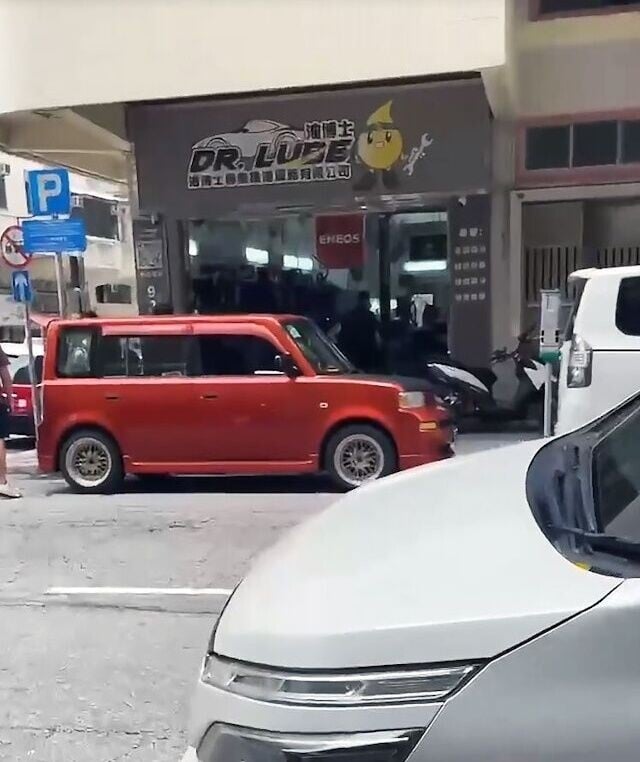8人進車房後,現場傳出巨響及呼喝聲,歷時約20秒後登車逃去。(FB/車cam L(香港群組))