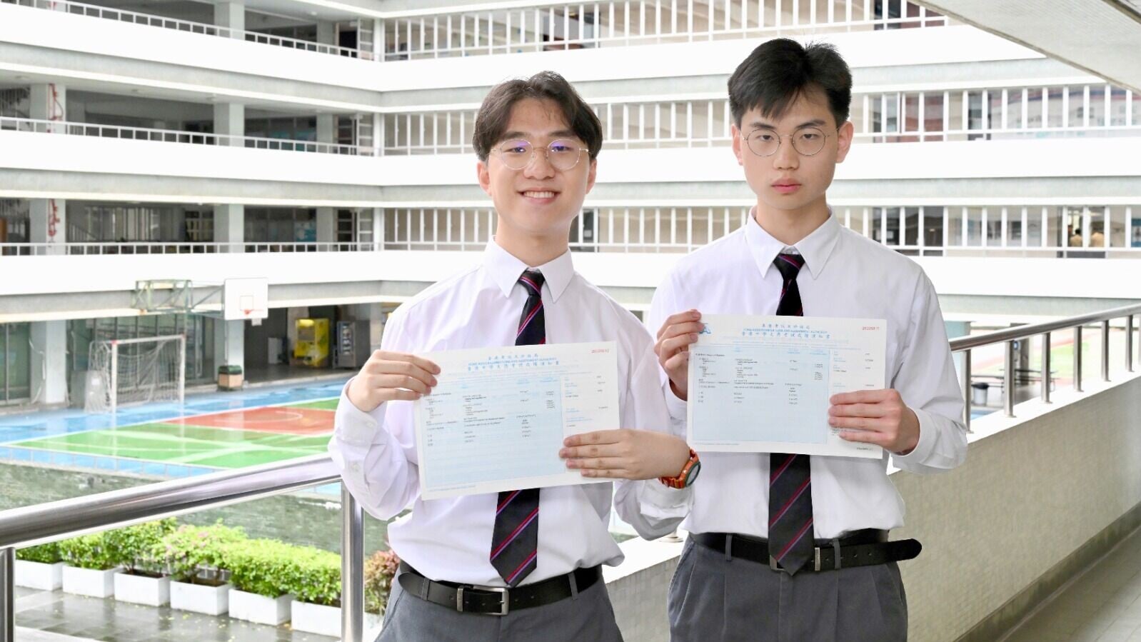 DSE放榜2026｜喇沙書院誕生超級狀元許樂(左)、狀元莊梓謙(右)