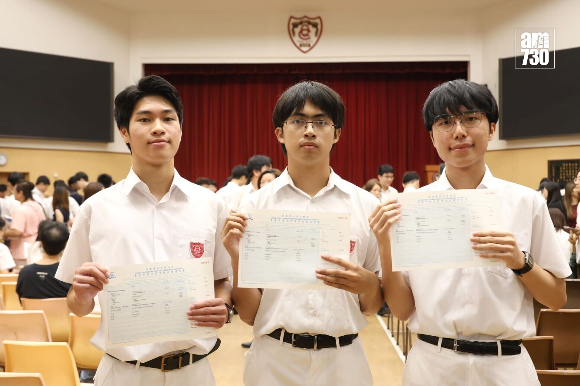 DSE放榜2026|皇仁書院超級狀元吳家穎(中)、狀元趙汝謙(右)及唐明德(左)。(林俊源攝)