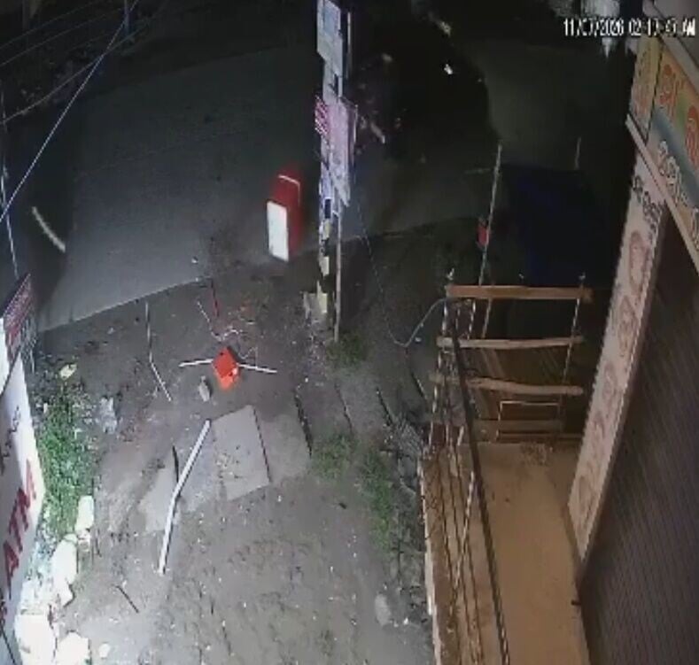賊人落車再將ATM綁好,開車將ATM拖行到偏僻地點進行破壞。(X)