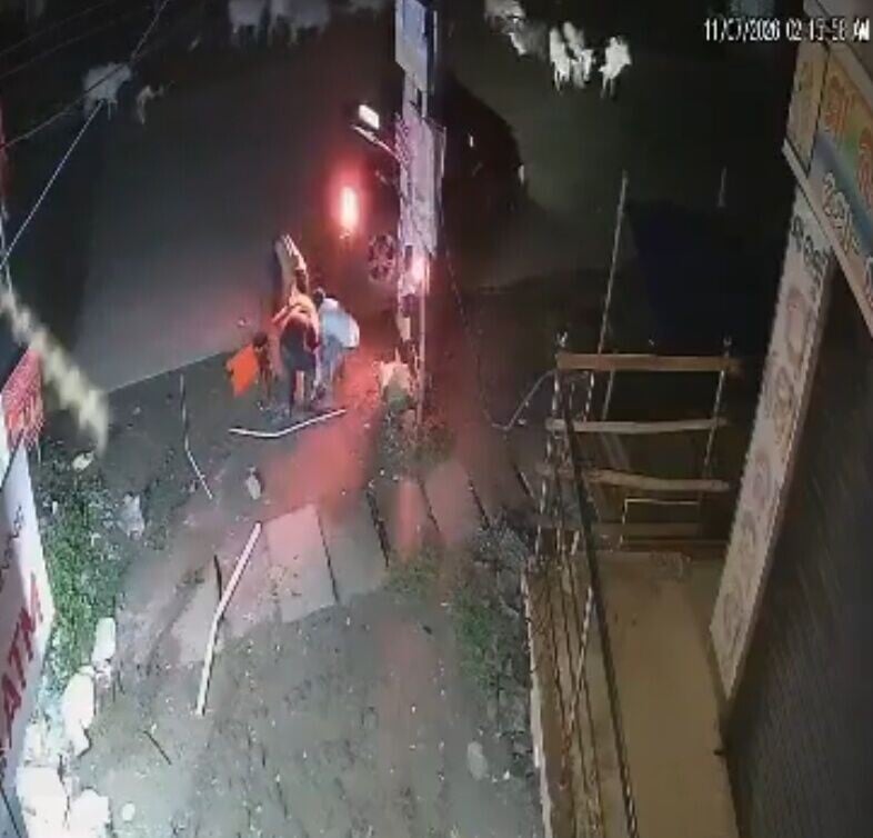 現場傳出巨響、碎片四散飛濺,驚動附近的一群流浪犬和牛好奇上前圍觀。(X)