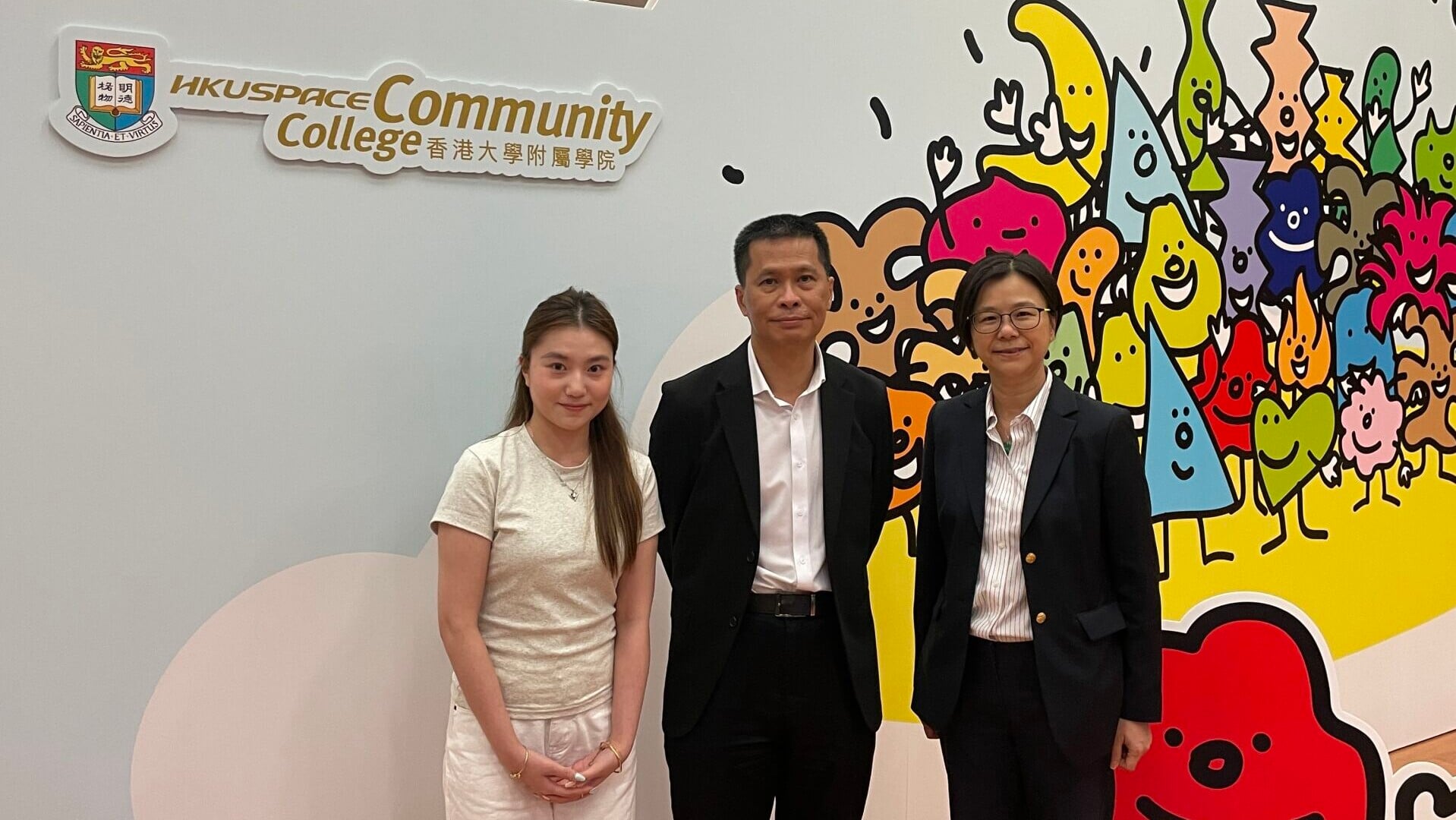 香港大學附屬學院署理校長盧兆興教授（中）、副校長周雪玲博士（右）以及學院應屆畢業生林琳（左）一同會見傳媒。