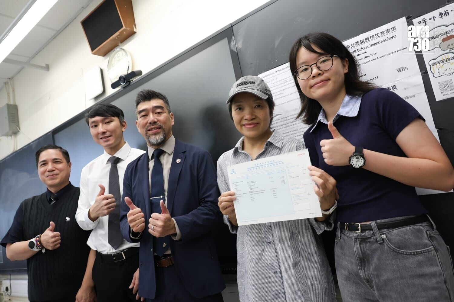 DSE放榜2026|保良局董玉娣中學女狀元李心兒正於哈佛大學修讀暑期課程,改由母親(右二)與姐姐(右一)代為到校領取成績單。(周令知攝)