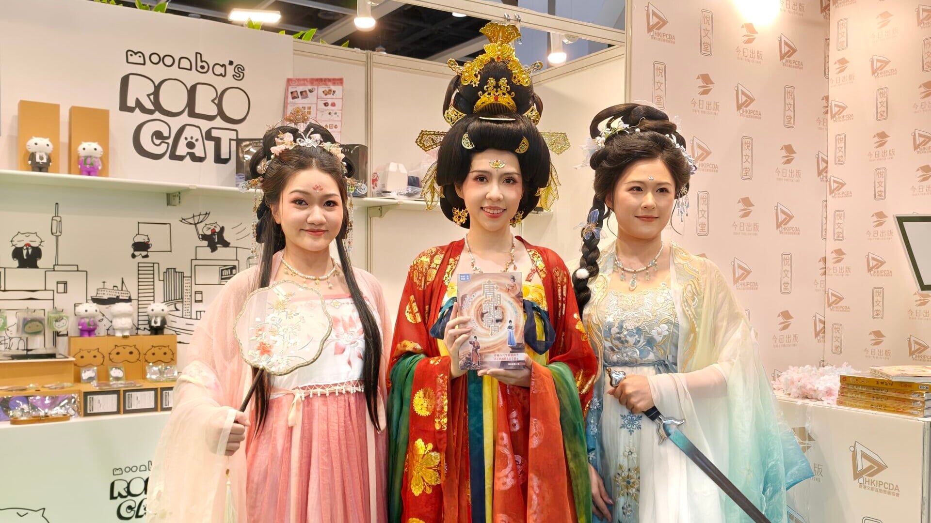 左起亞洲小姐譚夢娜及林海茵來支持陳美濤.jpg