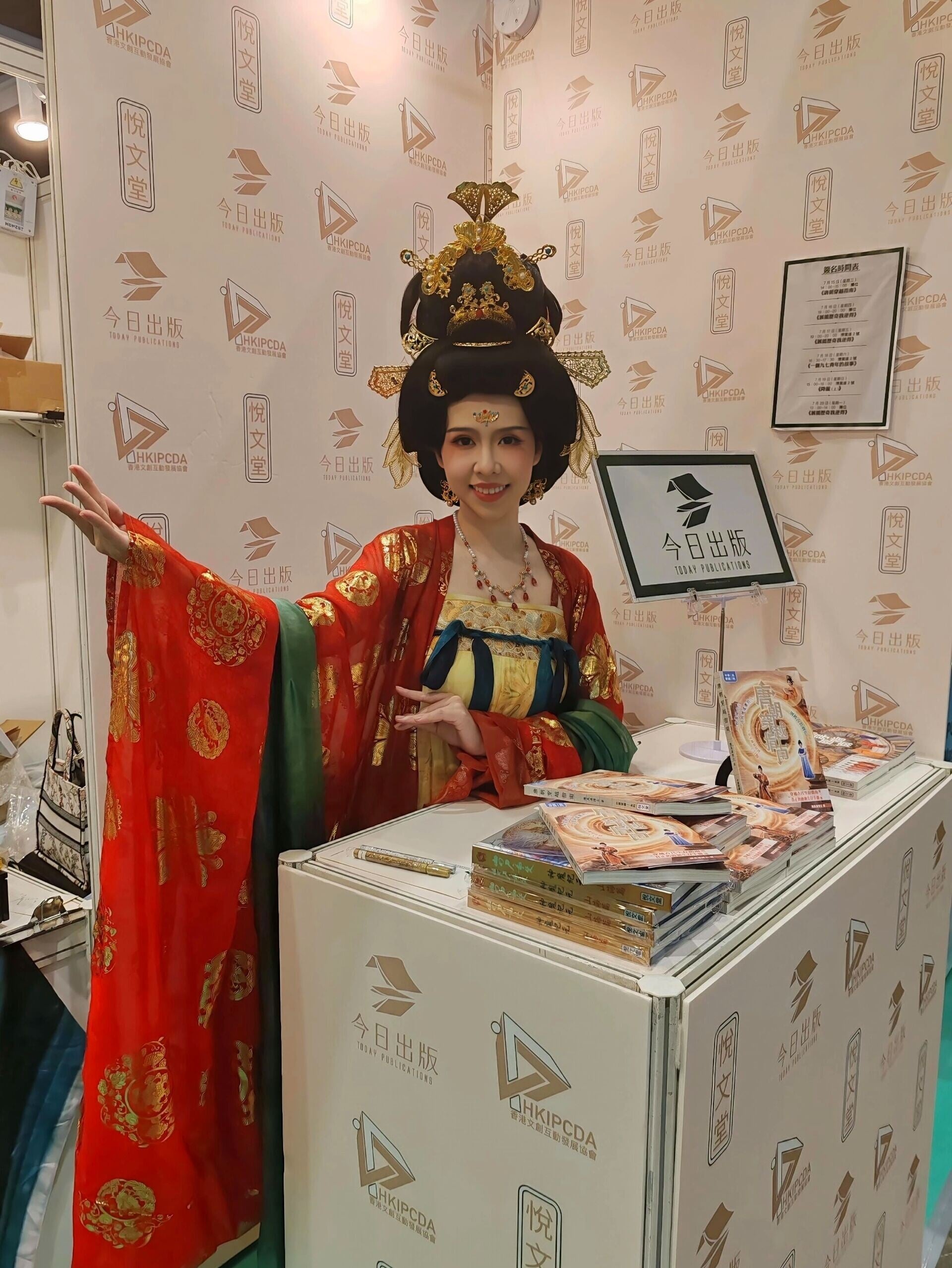 陳美濤 推出《唐朝穿越指南》以武則天造型現身書展.jpg