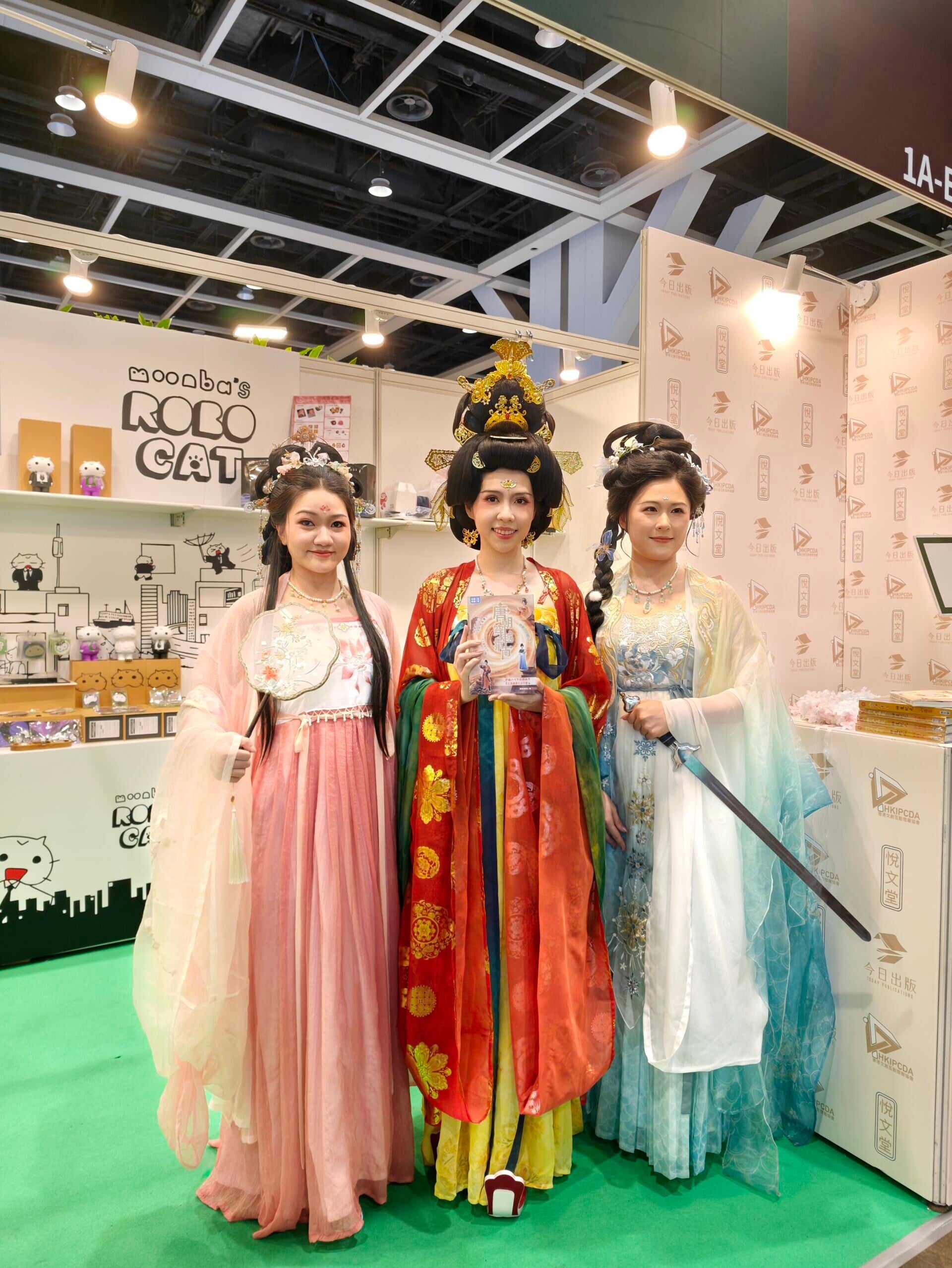左起亞洲小姐譚夢娜及林海茵來支持陳美濤.jpg