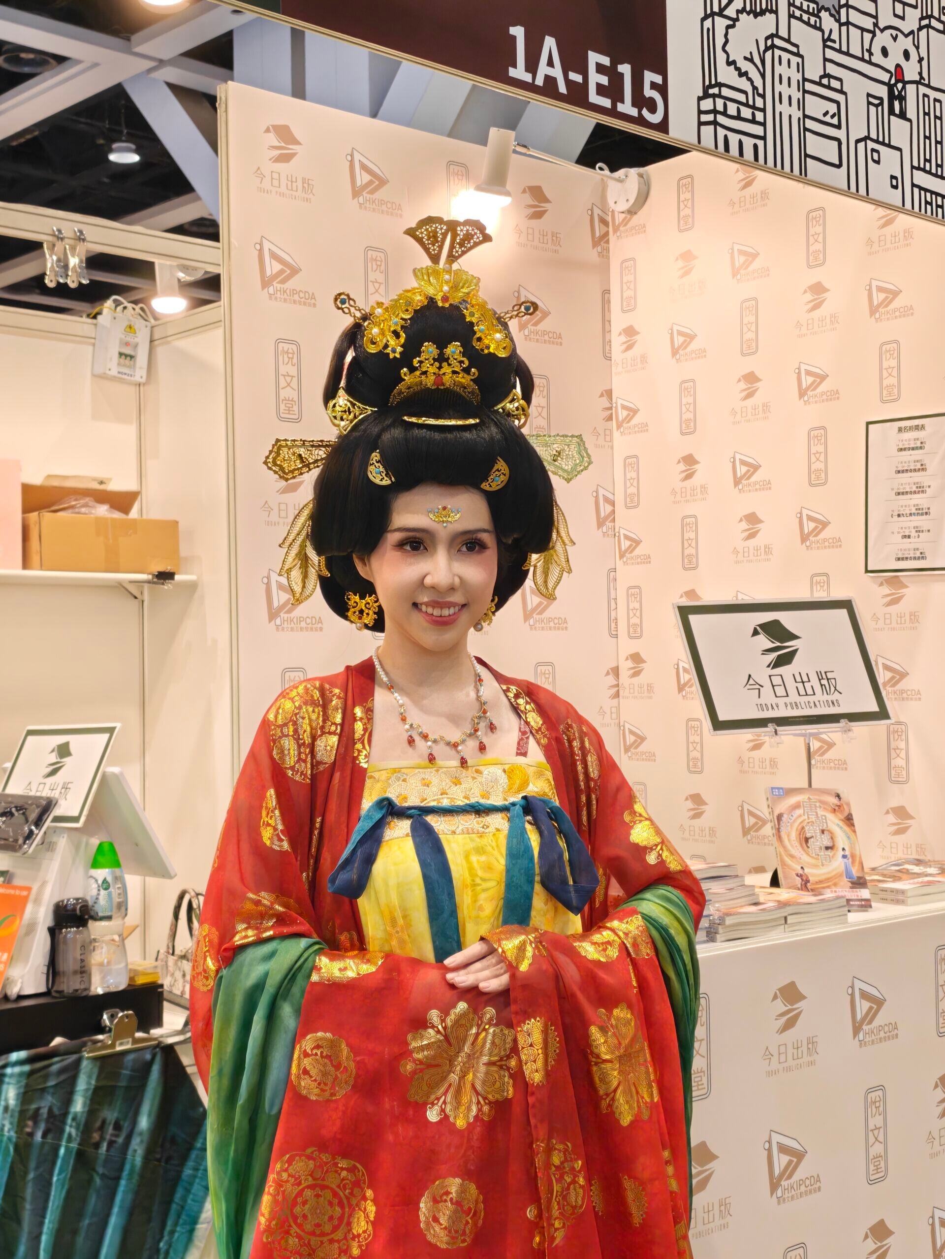 陳美濤以武則天造型現身書展.jpg