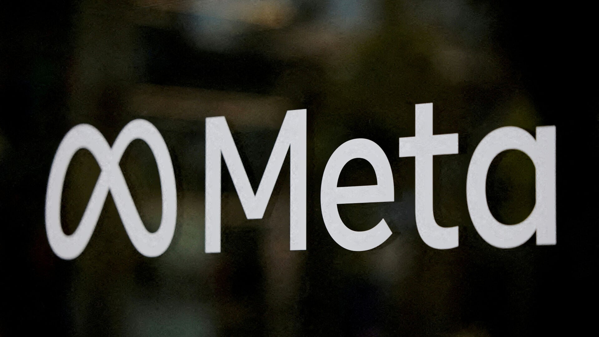 Meta遭26名員工入稟法院，指控公司裁員中使用AI分析員工表現，針對殘疾人士或因病休假的員工。(資料圖片/路透社)