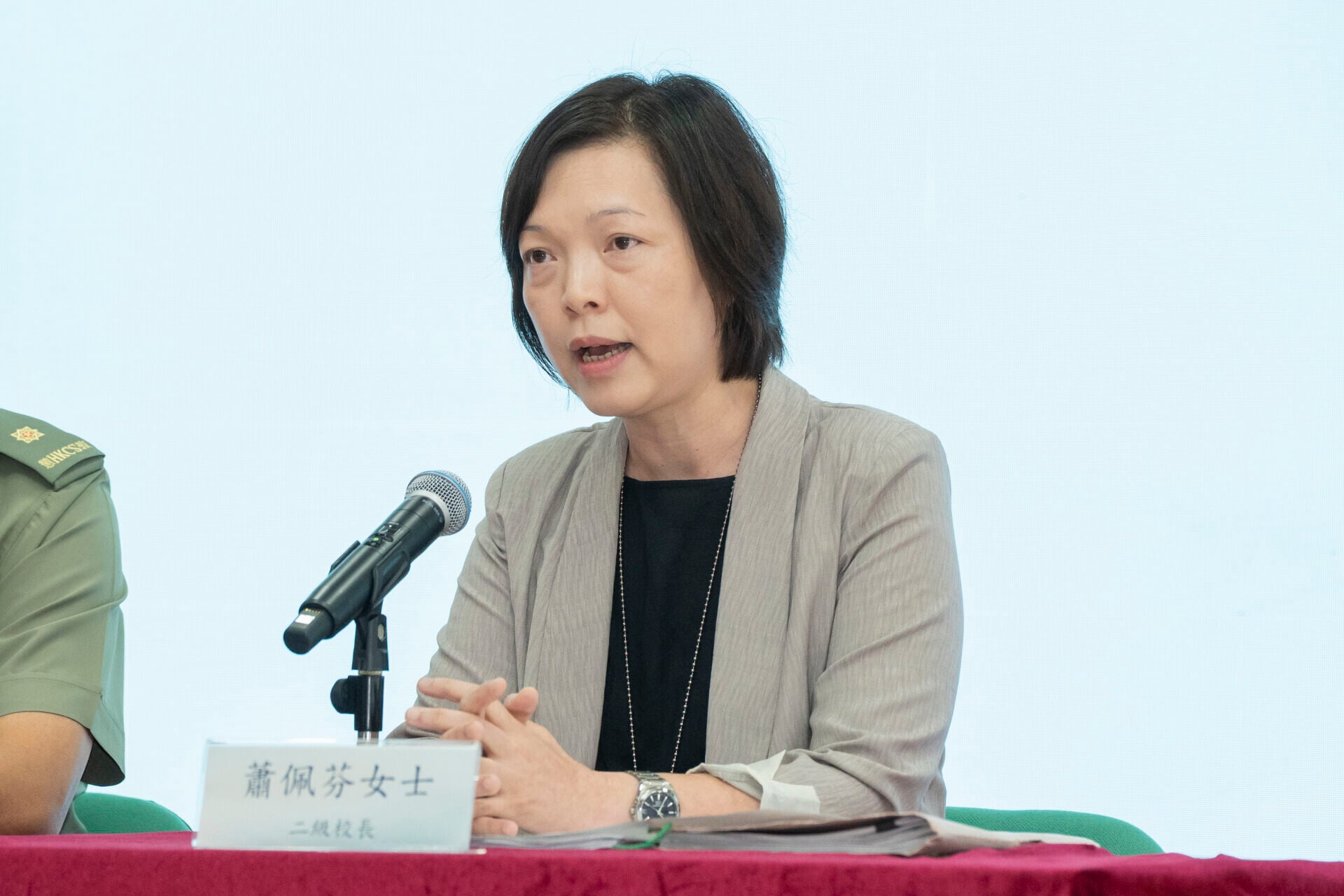 圖示懲教署二級校長(教育分組)蕭佩芬在發布會上簡述考生在今年考試中取得的成績。(政府新聞處)