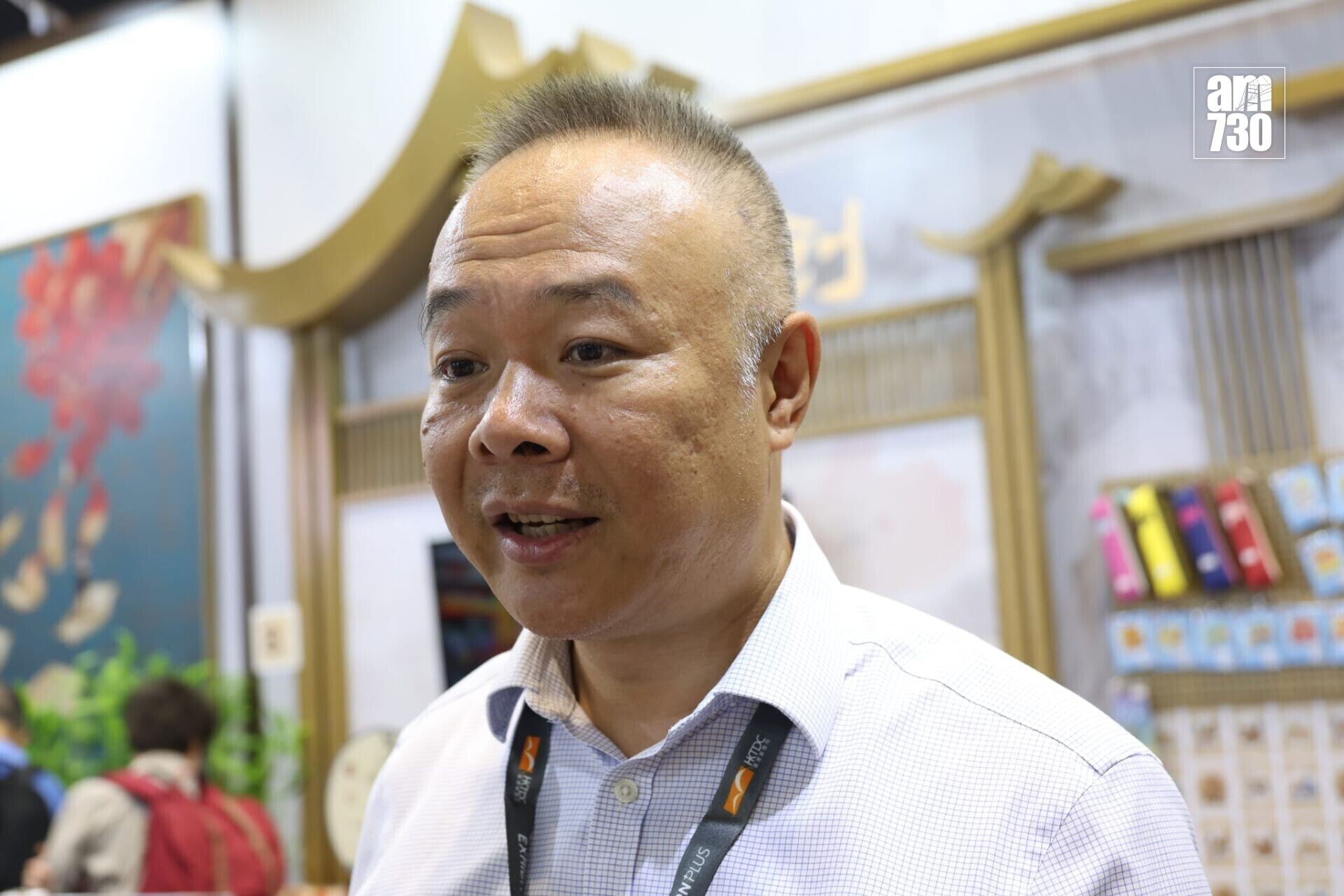 南方出版傳媒國際部總監陳斌指「僑批」文創產品大受歡迎。(周令知攝)