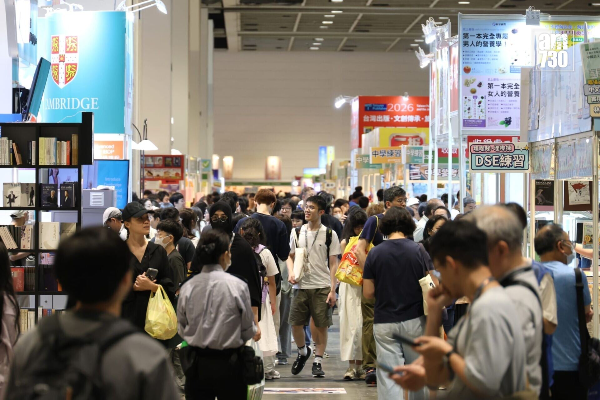 書展今日開幕,不少書迷入場搜羅心頭好。(周令知攝)