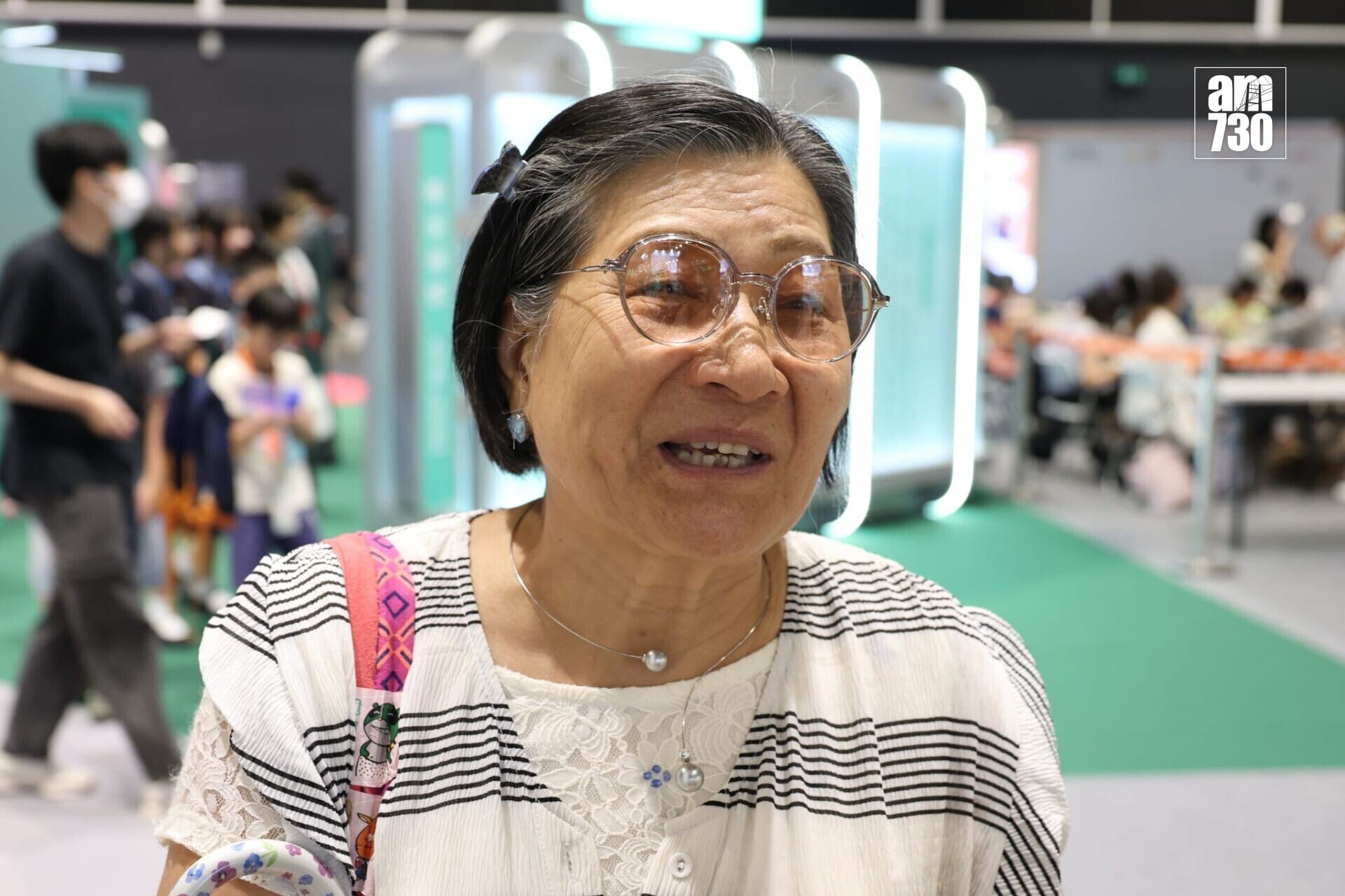 74歲張婆婆今次首次參觀書展。(周令知攝)