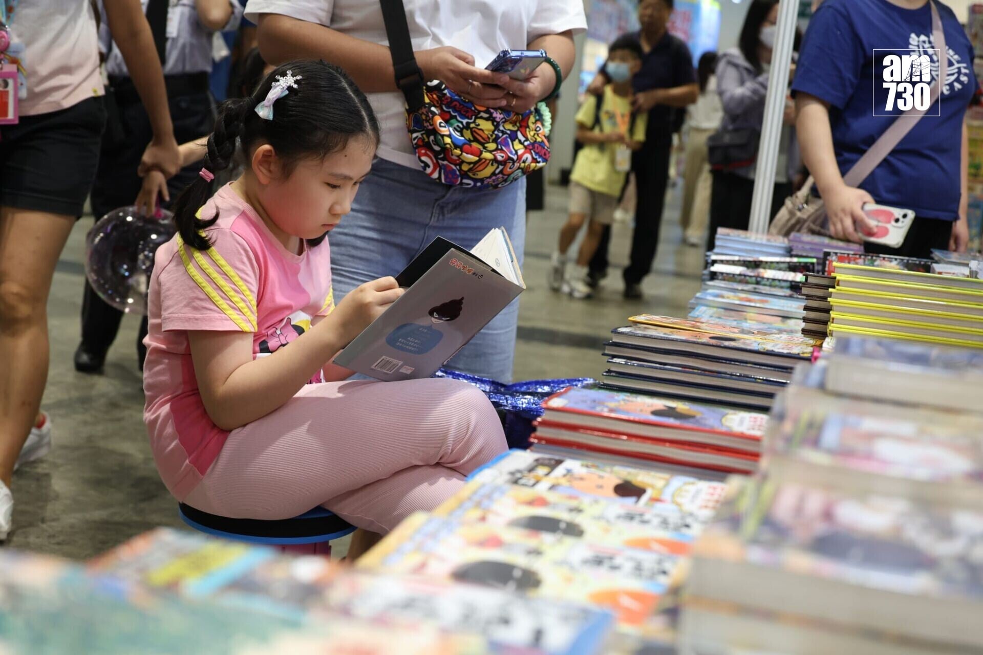 家長與子女到場購買書本。(周令知攝)