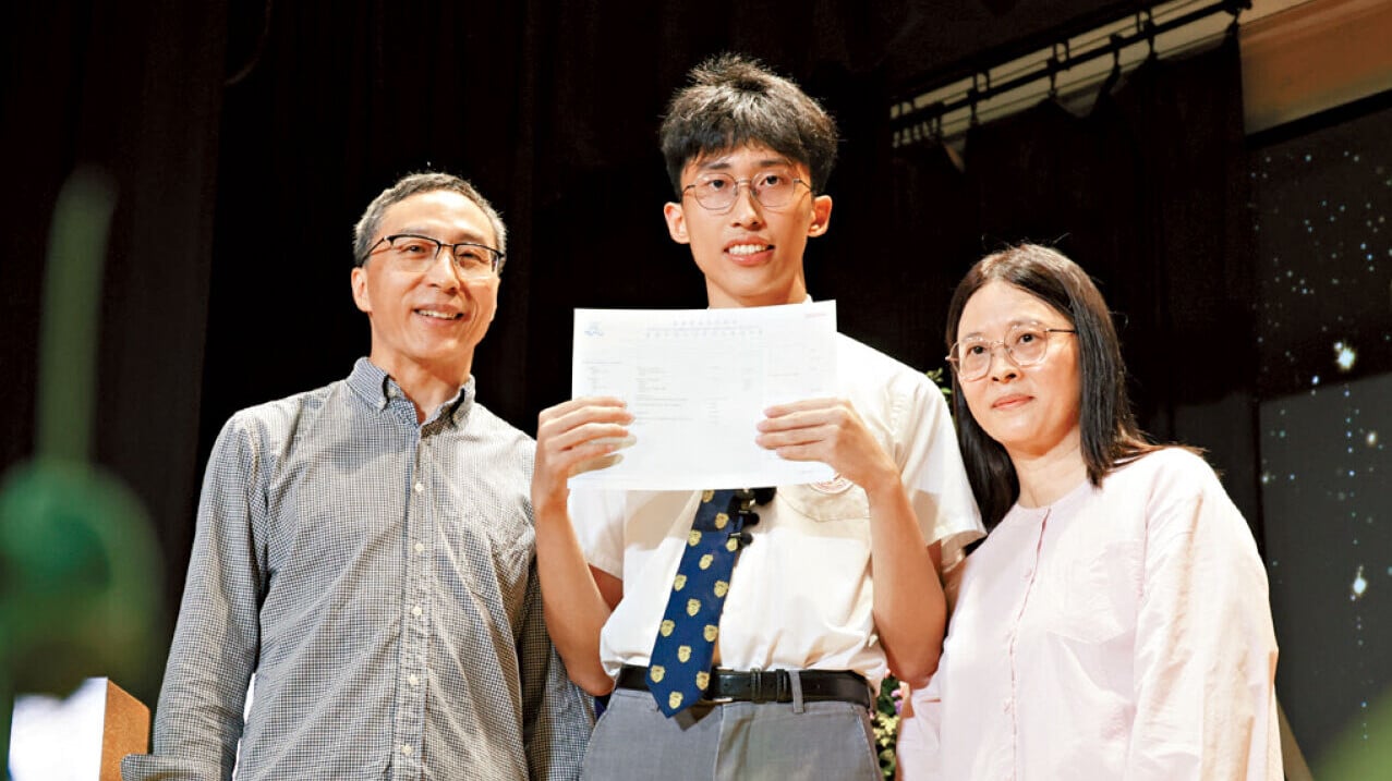 黃樂彥(中)表示，對愛隊未能打入世界盃決賽感遺憾，隨即有同學回應稱「你DSE贏咗、贏咗世界」。(吳康琦攝)