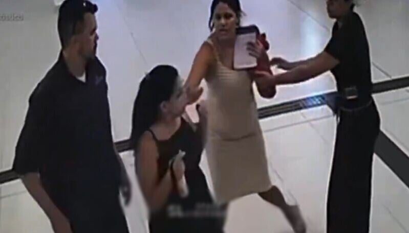 2人僵持不下,其他民眾連忙上前介入,Auricélia當場要求醫院管理層介入,並要求通知警方。(X)