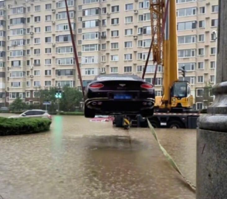 車主動用吊車把賓利吊在半空中。（圖／翻攝新浪微博）