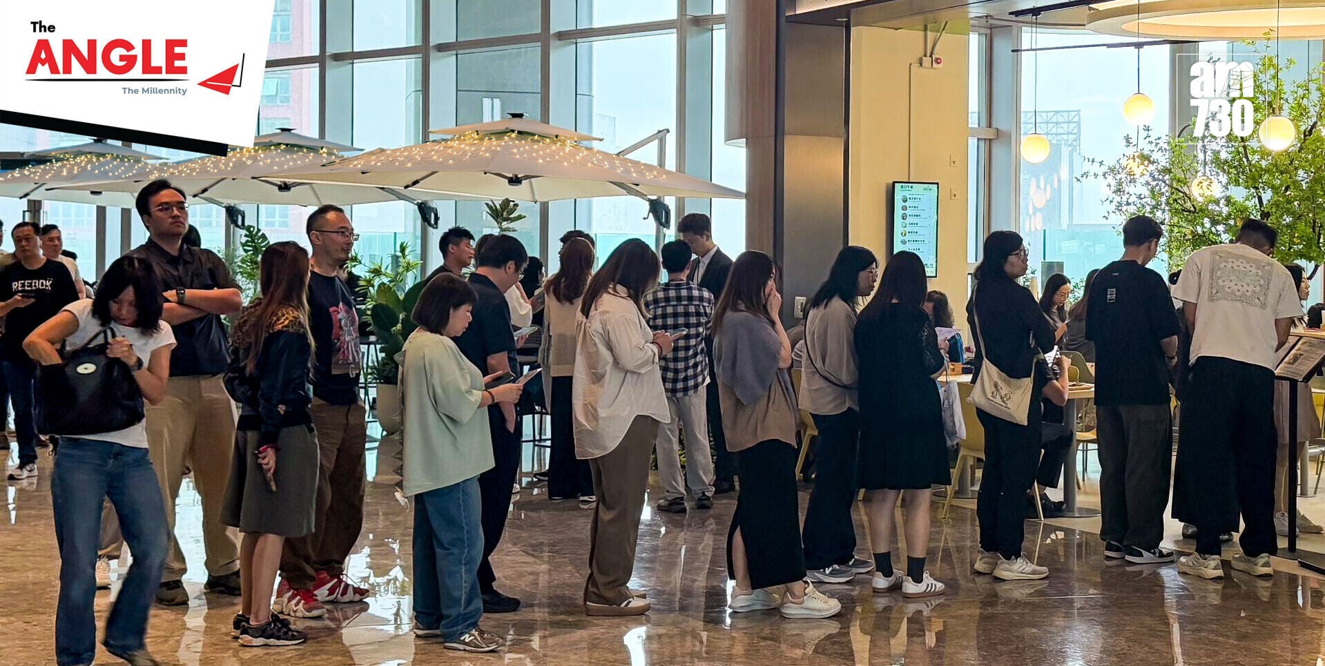 「The ANGLE」匯聚多間環球美食餐飲陣容,店外常見排隊人龍,吸納區內上班族與新世代客群。