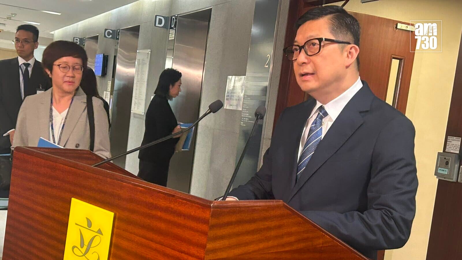 保安局局長鄧炳強指當局不會提供違反國家安全的書籍名單，書商有責任確保不會違反國家安全法例。